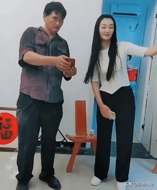 为什么<a href='http://www.mcnjigou.com/?tags=64
' target='_blank'>陈亚男</a>放着大衣哥这么好的资源不用，还要和朱小伟离婚？  <a href='http://www.mcnjigou.com/?tags=64
' target='_blank'>陈亚男</a> 第3张