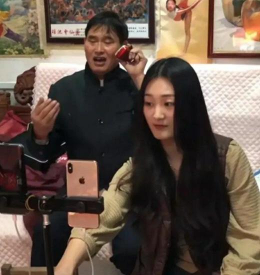 大衣哥儿媳<a href='http://www.mcnjigou.com/?tags=64
' target='_blank'>陈亚男</a>愿意退回彩礼，她靠大衣哥名声直播赚了多少钱？  <a href='http://www.mcnjigou.com/?tags=64
' target='_blank'>陈亚男</a> 第6张