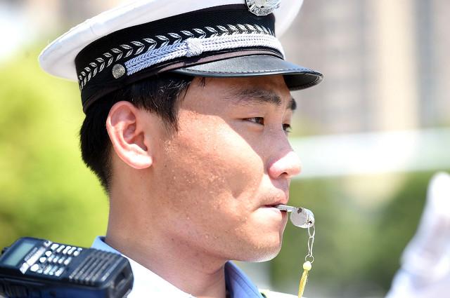 人民日报和辽宁交警“点名”爆火的<a href='http://www.mcnjigou.com/?tags=62
' target='_blank'>张同学</a>“违法了”，你怎么看？  <a href='http://www.mcnjigou.com/?tags=62
' target='_blank'>张同学</a> 第3张