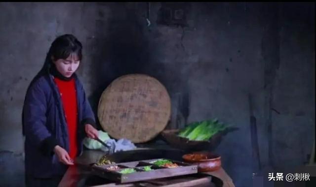<a href='http://www.mcnjigou.com/?tags=31
' target='_blank'>李子柒</a>的厨房脏吗？网友说<a href='http://www.mcnjigou.com/?tags=31
' target='_blank'>李子柒</a>的农村厨房太脏了，案板是黑的，厨具也是，你怎么看？  <a href='http://www.mcnjigou.com/?tags=31
' target='_blank'>李子柒</a> 第6张