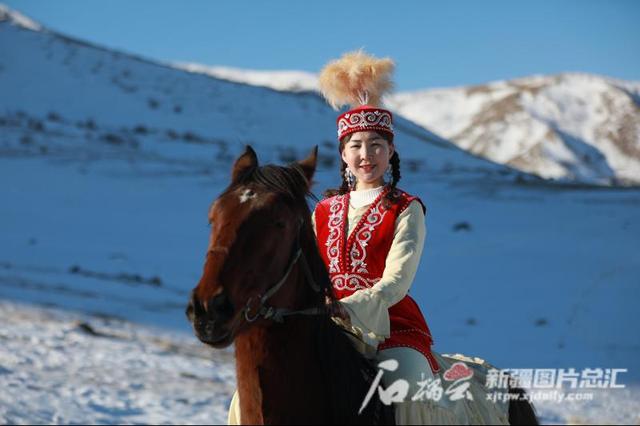 哈密新晋网红“马背少女”骑着“闪电”踏雪原 贺娇龙都给她点赞