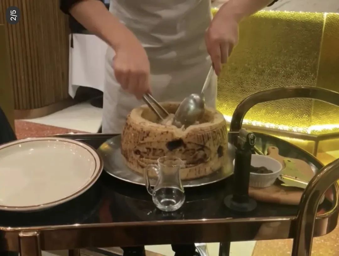 大网红白冰素质遭疑!某高档餐厅被曝用白冰咬过的芝士锅继续给其他顾客拌面 白冰 第3张 大网红白冰素质遭疑!某高档餐厅被曝用白冰咬过的芝士锅继续给其他顾客拌面 白冰 第3张