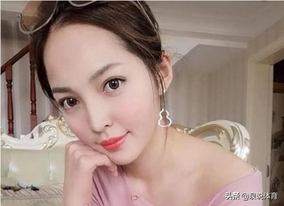 为什么美女台球裁判王钟瑶会一夜爆红，被球迷称为最美八球裁判？  王钟瑶 第3张