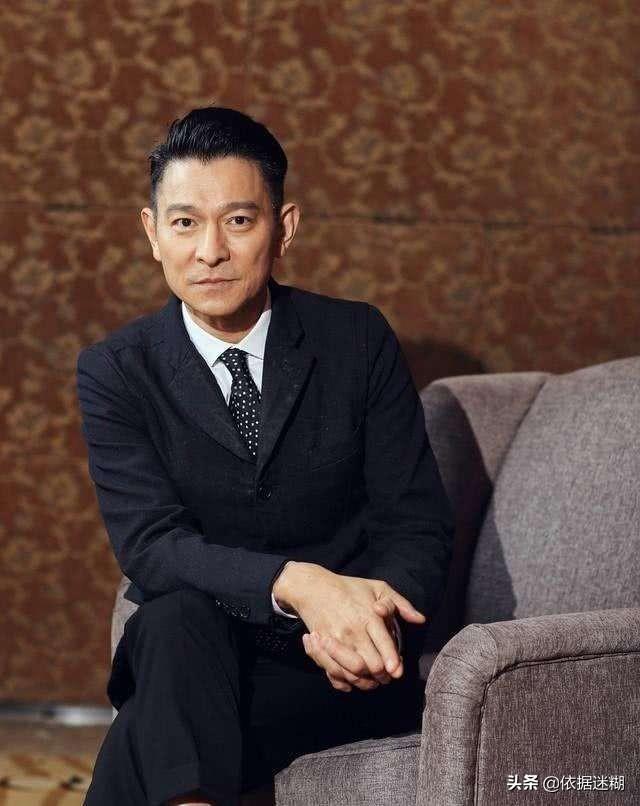 刘德华三十年不倒男神，是因为他英俊的长相吗？
