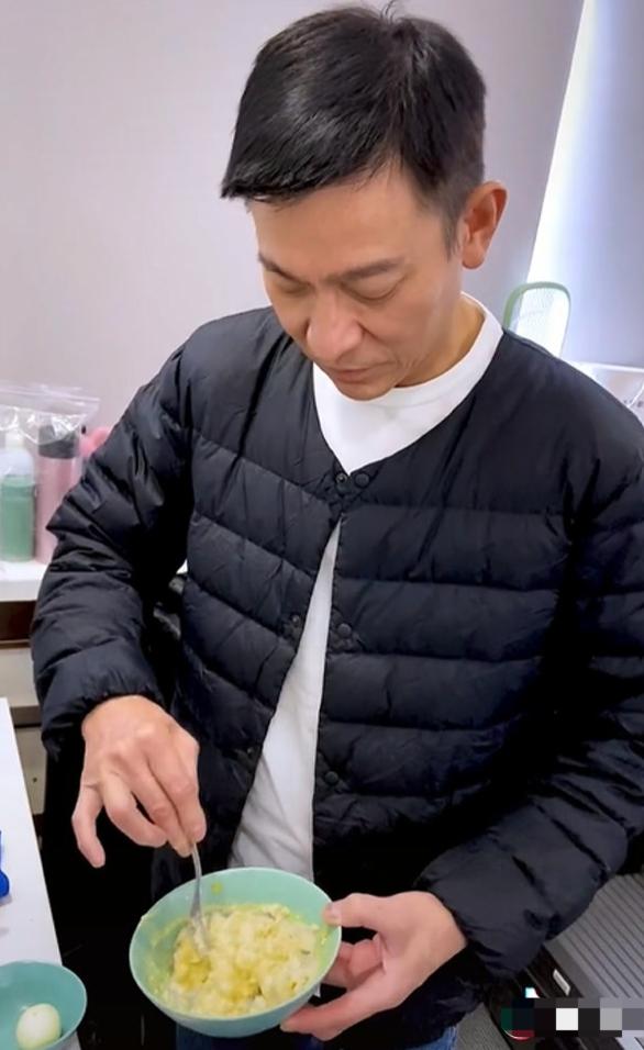61岁刘德华拍视频秀厨艺，右手臂现出红色血迹，身体状况令人担心