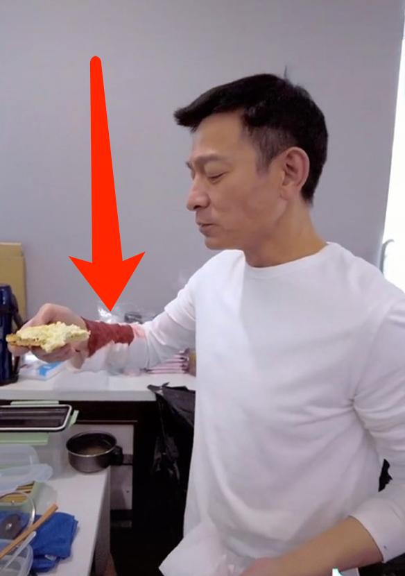 61岁刘德华拍视频秀厨艺，右手臂现出红色血迹，身体状况令人担心  刘德华 第5张