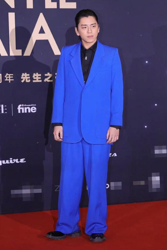 男明星也内卷？龚俊大胆挑战靓丽玫红色，王嘉尔银河西装闪耀全场  龚俊 第3张