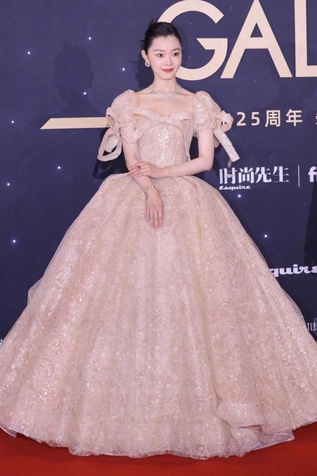 男明星也内卷？龚俊大胆挑战靓丽玫红色，王嘉尔银河西装闪耀全场  龚俊 第10张