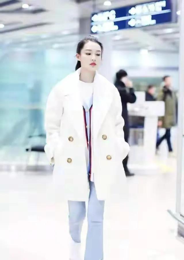 李沁穿white羊羔毛外套走机场秀出好身材