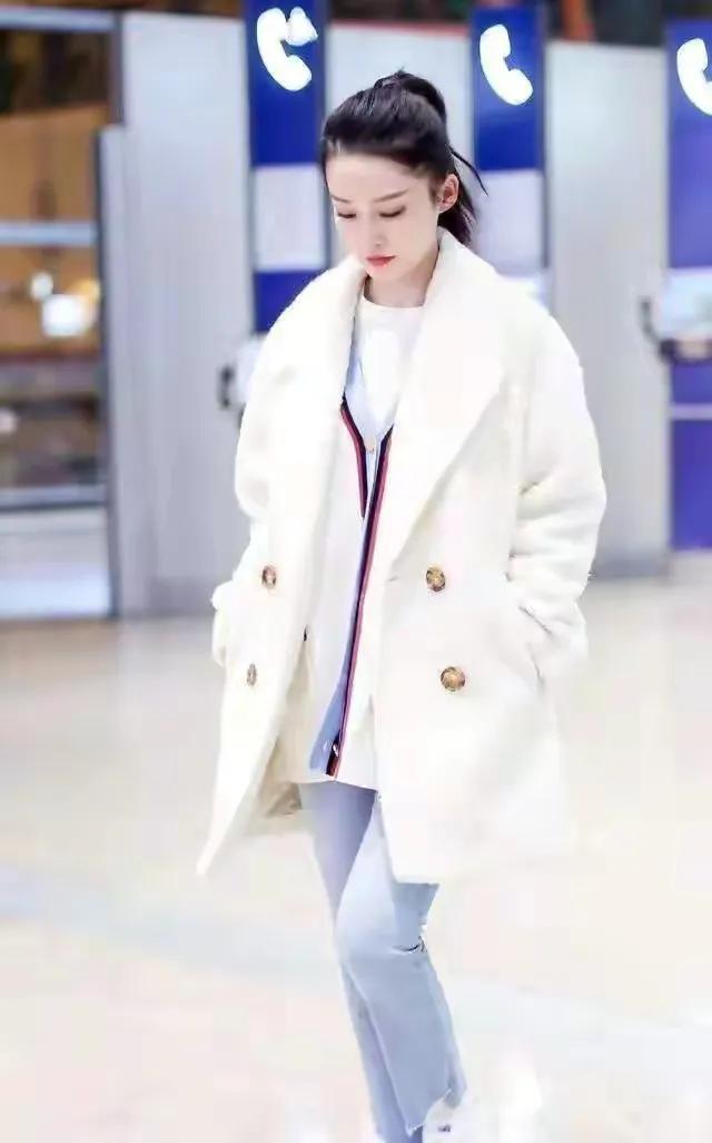 李沁穿white羊羔毛外套走机场秀出好身材  李沁 第3张