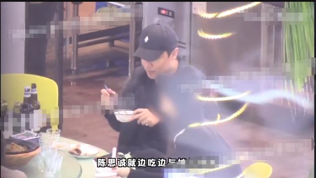 陈思诚离婚后近况潇洒，深夜约美女聚餐被拍，与神秘人视频显亲昵  陈思诚 第1张