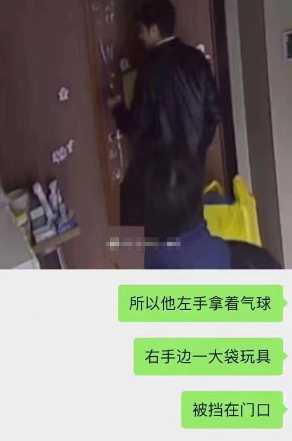 王力宏看望孩子画面曝光，坐门外与孩子隔门聊天，低头无奈显沮丧  王力宏 第4张