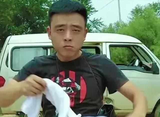 <a href='http://www.mcnjigou.com/?tags=42
' target='_blank'>二驴</a>隔空怒怼外站主播铁山靠，爆料对方挂协议，扬言“我比他牛”  铁山靠 第11张