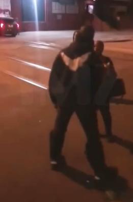 44岁黑人男星当街殴打粉丝，男子受伤倒地不起，侃爷离开时还大吼