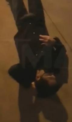 44岁黑人男星当街殴打粉丝，男子受伤倒地不起，侃爷离开时还大吼  粉丝 第2张
